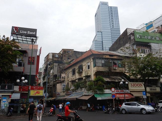 後ろにそびえたつ摩天楼。<br /><br />日本もそうですが最新鋭のビルと古い雑多な建物が混じるアジアのこの猥雑な感じが好きです。