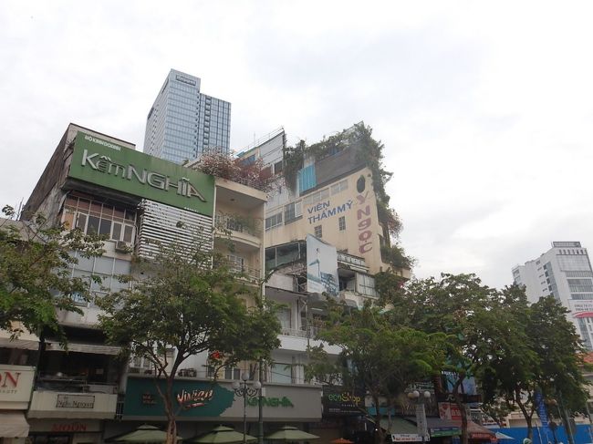 この、増築に増築を重ねました！みたいないびつな建物は・・・ちょっと心配です笑<br /><br />ウーン普通に違法建築とかありそうだな