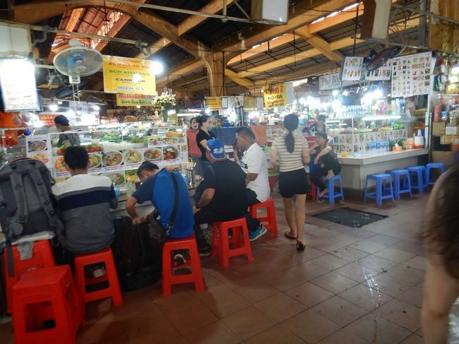 屋台エリアです。みんな結構椅子が小さいなあ・・・