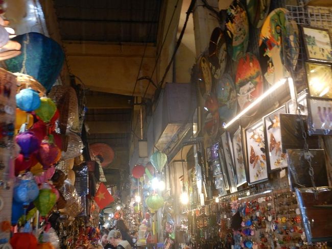 場所によりますがすごい狭い通路もあるのでカオスなところです。<br /><br />とにかくカオスです。