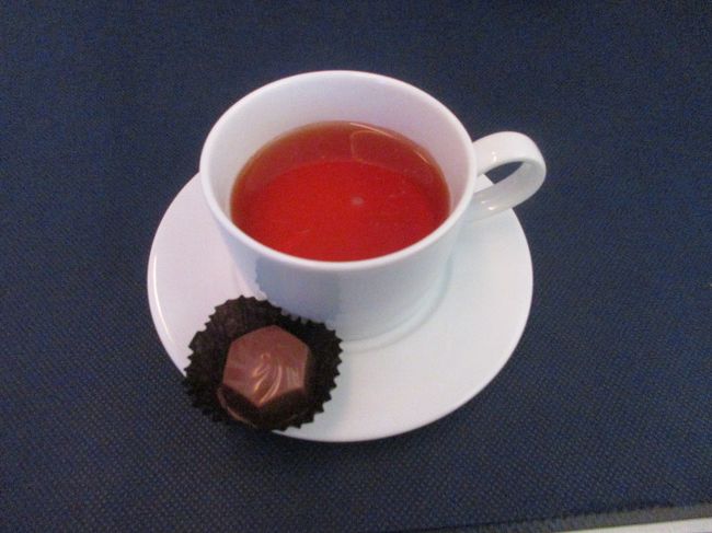 食後の紅茶には、チョコレートをつけてくれました。こういうさりげないサービスが、うれしいです。