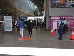 空港駅も厳戒態勢で警察官が沢山いました。