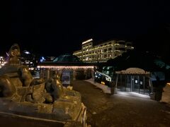 右の建物はマッターホルン・ミュージアム

初登頂の歴史など展示物も多く楽しめます

背後に経つのは高級ホテル「ツェルマッターホフ」

前にあるオープンバーは賑わいます