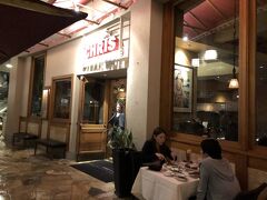 「ルースズ・クリス」入り口。
外にもテラス席があります。