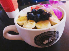 「ザ・ビーチ・バー」を堪能した後は、ハワイに来たら絶対2回は食べたい！“アイランドヴィンテージコーヒー”のアサイーボウル。
こちらのアサイーボウル本当に美味しくてオススメです！！
ハチミツがポイントです。
ハワイに行く人には必ずオススメしています！！
結構なボリュームですが、あっさりさっぱりしていて食べれちゃいます。体にも良いしね(^_-)
テイクアウトもできるので、持ち帰ってホテルでゆっくり食べるのもいいですね。