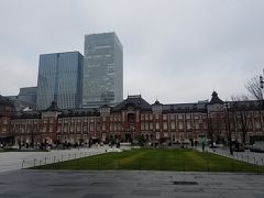 丸の内駅前広場から東京駅赤レンガ駅舎を臨む