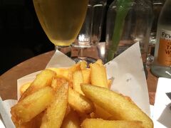 アントワープに戻ってきて夕食。

超人気のフリッツのお店。Frites Atelier

実はブリュッセルのチョコレートツアーでもお勧めされて、お店のパンフをもらっていて、アントワープにもあったので来ました。
ソースにミソ味もあってほ～んと美味しかった～