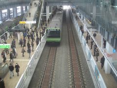 出発する山手線外回り電車
ホーム上が吹き抜けになっている駅ってあまりないからか､多くの人が上から写真を撮っていました