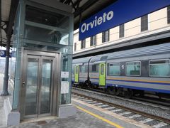 オルヴィエートの駅へ。ホテルから徒歩５分。エレベーター有り。