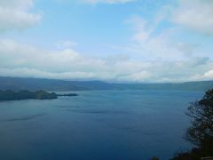 くねくねと山道を登り辿り着いたのがここ。
瞰湖台（かんこだい）。
十和田湖を眺める3大絶景の一つらしく、休屋と宇樽部の間にある。
十和田湖は二重カルデラの湖として有名で、2つのカルデラに挟まれるように形成された御倉（おぐら）半島と中山半島に囲まれた中湖（なかうみ）が眼前に見える場所。
空はだんだん雲が切れてきて、これなら湖面を疾走するのも大丈夫そうかな？