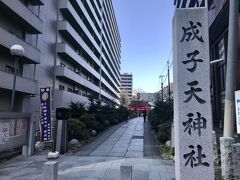 新宿駅の西口から徒歩で約15分。
西口のマンション群の中にある成子天神社です。