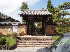 10：30　海龍王寺　かいりゅうおうじ
門前の道はお寺の南側でクランクに曲がってるのですが、これは平城京を作った時からの道路付け。

伝承によれば創建は731年ですが、境内から飛鳥時代の古瓦が出土しているのと、道が寺を避けるように曲がっているので、平城京遷都以前に土師氏のゆかりの寺があったのではないか推定されています。