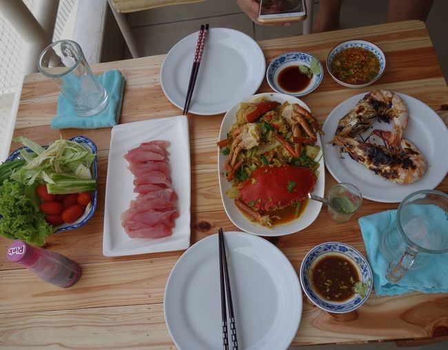 15日　　夕食<br />パタヤから430Kmのプラチュワットキリカーンで2泊3日の小旅行で買ってきましたカツオの刺身　プーパッポンカリー　海のエビ　野菜