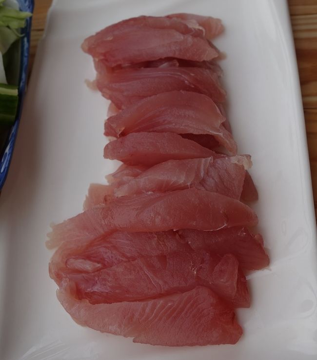 カツオの刺身．．．タイでは美味しい刺身が少ないのですがこれは良いですよ．．．お勧めですがなかなか売っていないのが残念です．．．マグロの味に似ています。