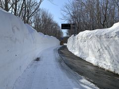 谷地温泉近くの国道102号。
谷地温泉～酸ヶ湯温泉間は冬季閉鎖道路！
4/1の開通に向けて除雪が行われているようです。