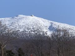 萱野高原から八甲田山ロープウェイ山頂駅がはっきり見えます。