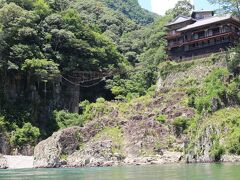 瀞峡の奥のほうまで来ました！ジブリのような風景！

実は現役のホテルだそうで、「瀞ホテル」といいます！