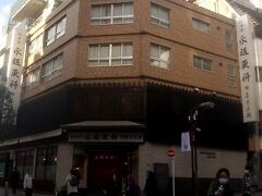 更科そばのルート、麻布永坂。その中の蕎麦処・信州からの行商人が始めたといわれる「信州更科そば処 布屋太兵衛」。
この店は、その名を掲げる「永坂更科 布屋太兵衛 麻布総本店」です。

なお、このサイトで「永坂更科 布屋太兵衛」を選択すると、池袋になっちゃいます。相変わらずいい加減ですね。
