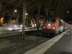 ニース・ヴィル駅を午後８時１０分発の列車でにマルセイユに向かう。午後１０時５０分にマルセイユ・サン・シャルル駅に到着。ストがなければ午後６時頃には着いているはずだった。