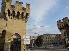 中世の城壁に囲まれたアヴィニョン旧市街へはホテルから歩いてすぐだった。レビュブリック門から町に入る。