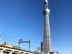 スカイツリーから浅草方面に歩くこと10分。

本日の目的地「源森橋」に到着・・・

写真のような構図でスカイツリーと電車を絡めて撮影できます。

割と有名な撮影地で、観光客も足を止めてスカイツリーを撮っていました。