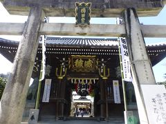 櫛田神社　楼門

はかた伝統工芸館のすぐそばに櫛田神社があります。
博多っ子からは「お櫛田さん」の愛称で親しまれています☆
まずは、お櫛田さんにご挨拶☆彡　