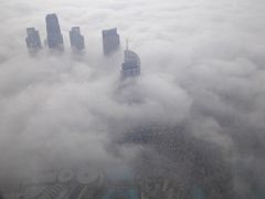Burj Khalifa１２４階から。雲に覆われています。中国人観光客がほとんどいないので、朝１０：３０の予約をしていましたが、９：００ごろに行ったら、入れてもらえました。エレベータもすいていて、ほとんど待たずに乗れました。下りのエレベータは私1人で乗ってきました。