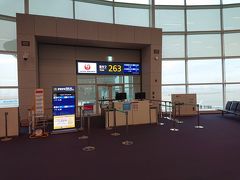 時間はまだたっぷりあります。
搭乗口の近くで待ちます。
札幌便を待っている人は少なそうです。