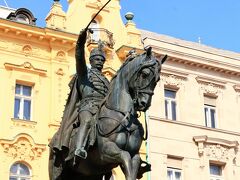広場の名前にもなっているイェラチッチ総督の像
19世紀のクロアチア軍の指揮官で、「クロアチア独立の闘士」と呼ばれる英雄だそうです。