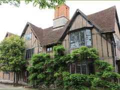 素敵なお宅だと思って写真を撮ったら
実は「ホールズ クロフト Hall's Croft」と呼ばれる
シェイクスピアの娘スザンナが医師の夫と暮らした
家だったことを後で知りました。
（内部見学もできるようです）