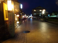 歩いて祇園の花見小路まで来ました。
ちょっと肌寒かったです。