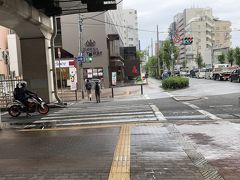 御堂筋線の西中島南方駅の2号出口を出たら、左手側にあります。（この写真は左手側を見た写真）右手側にはローソン、更にその先にファミマがあります！ちなみに、ホテルの向かいにセブンがあります。

この写真で言う、ホテルの左側には阪急の南方駅があります。