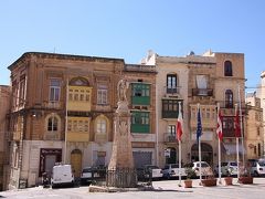 バスを乗り継いでスリーシティーズのヴィットリオーザまで。Birgu Centreで下車したところのヴィクトリー広場が素敵でした。