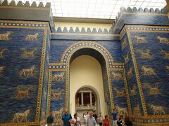 ペルガモン博物館
Pergamonmuseum

バビロニアの「イシュタール門」（紀元前560年頃）バビロニアの古都バビロンの中央北入口の門を飾っていた装飾が博物館内に再構築されている。青い地の彩釉煉瓦でおおわれた壁面には牡牛やシリシュ（獣の体に鳥のような足、蛇のような首をもった、創造上の動物）を表している。(Wikiより)