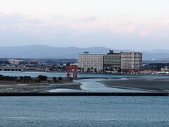 新幹線に乗ると一瞬で通り過ぎてしまう浜名湖。
湖の真ん中にある弁天島の赤い鳥居が良く見えました。