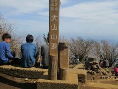 大山に何度も登っていますが、一応、毎回、ここで撮影。
うむむむ･･･、ここではみんなが写真を撮るのだから、この場所に座るのは止めてよ、少年たち。
実は、この時期、新型コロナウィルスの影響で、小・中・高校が休みなのですよ。それで、学生たち、または、親子連れの登山客が思いのほか多かったのでした。