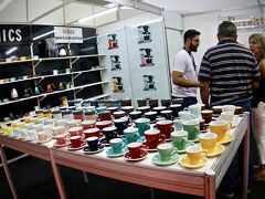 【世界最大のコーヒー展、Cafe do Brasil】

色鮮かなマグカップ....

でもこの辺りは、日本方が洒落たものが多い様です。