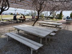 道の駅あわじ　へ移動

お昼ご飯を食べましょう～

店内は人だらけなので

外のテーブルで食べることにします！

