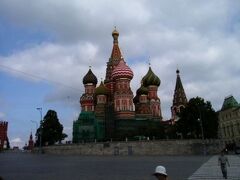 モスクワ市内観光で、赤の広場へ。ポクロフスキー聖堂（聖ワシリー聖堂）が目立つ。