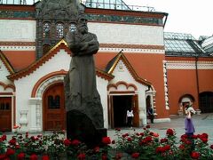 トレチャコフ美術館：19世紀の実業家トレチャコフが、人物画などの絵画や古いイコンを収集した作品群を展示。カメラ撮影禁止。

