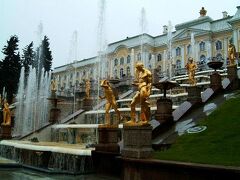 サンクトペテルブルク：バルト海に面するペテルゴフにある「ピョートル夏の宮殿」。庭園の大噴水が有名。