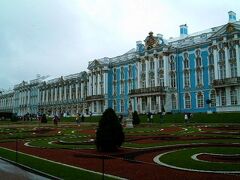 エカテリーナ宮殿：サンクトペテルブルク中心部から南東25kmの郊外にあり、「夏の宮殿」とも呼ばれる。