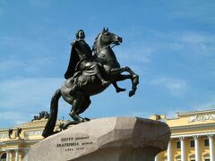 ピョートル大帝像（青銅の騎士）。ピョートル1世（1672-1725年）は、第1代ロシア皇帝。1703年、新都ペテルブルグ（サンクト・ペテルブルク）を建設した。