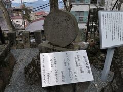 境内には石燈篭や、芭蕉の句碑。横には高山彦九郎の腰掛けの石などがあります。