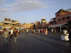 表紙にもしました、有名なDjemaa el Fna広場。世界遺産になっています。夕方以降、ものすごい数の人であふれます。ここの屋台で食べるとぼられます。