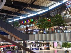 お昼を食べに、イオンモールへ。
ここも混んでいるとは言い難かった。

出国前、日本ではトイレットペーパーやティッシュペーパーがデマによって
お店から消えていたけど、このイオンではたくさん並んでいて、
買って帰りたいぐらい(^-^)
