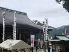 熊野那智大社に隣接する那智山青岸渡寺にもお参りを。