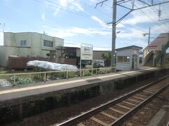 発車しました。
弘前の次の駅は、撫牛子。
「ないじょうし」。

ちなみに、弘前から川部までの間、奥羽本線は複線になっています。
