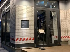 植物園に向かう時に気になっていた渋谷ブリッジ、ここはMUSTARD HOTELのカフェ・バー・パティスリーの複「megan（ミーガン）」だそうです。眺めながら進みます。