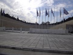 アクロポリスからふもとに降りてきて、オリンピック競技場です。
２００４年のアテネオリンピックの時にも何かで使われた気がします。